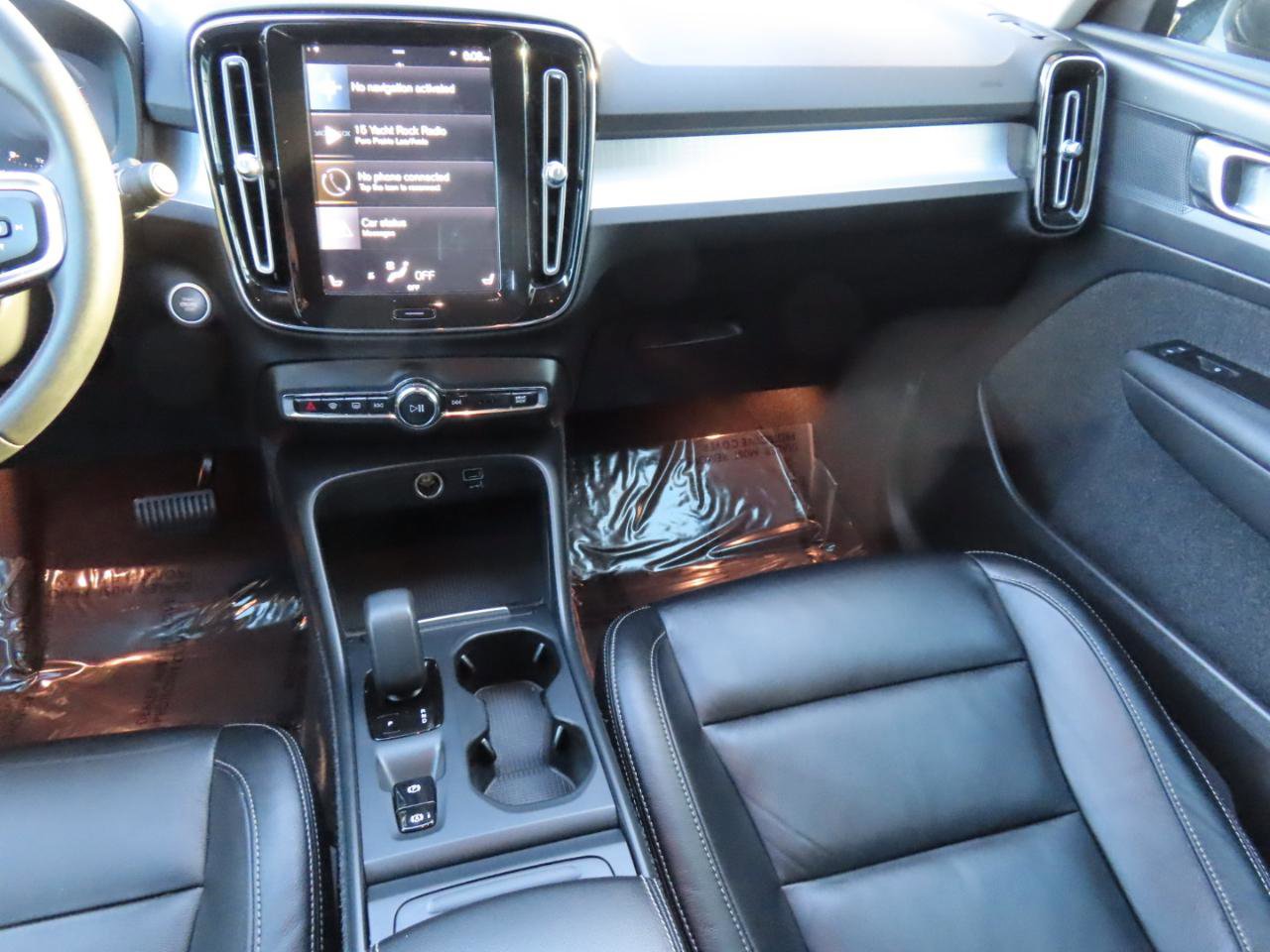 Used 2022 Volvo XC40 T5 Momentum image 11