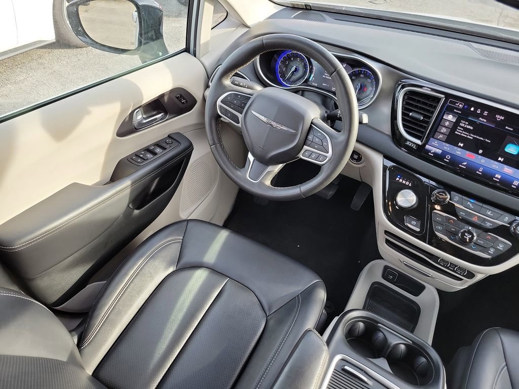 Used 2024 Chrysler Pacifica Touring-L image 16