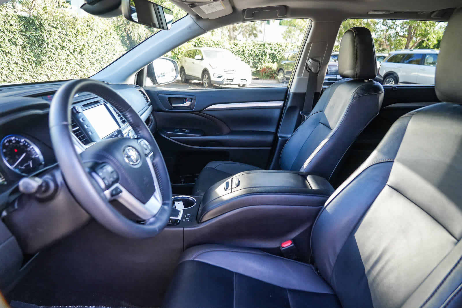 Used 2019 Toyota Highlander XLE w/ Carpet Mat Package (TMS) AWD/4WD image 18