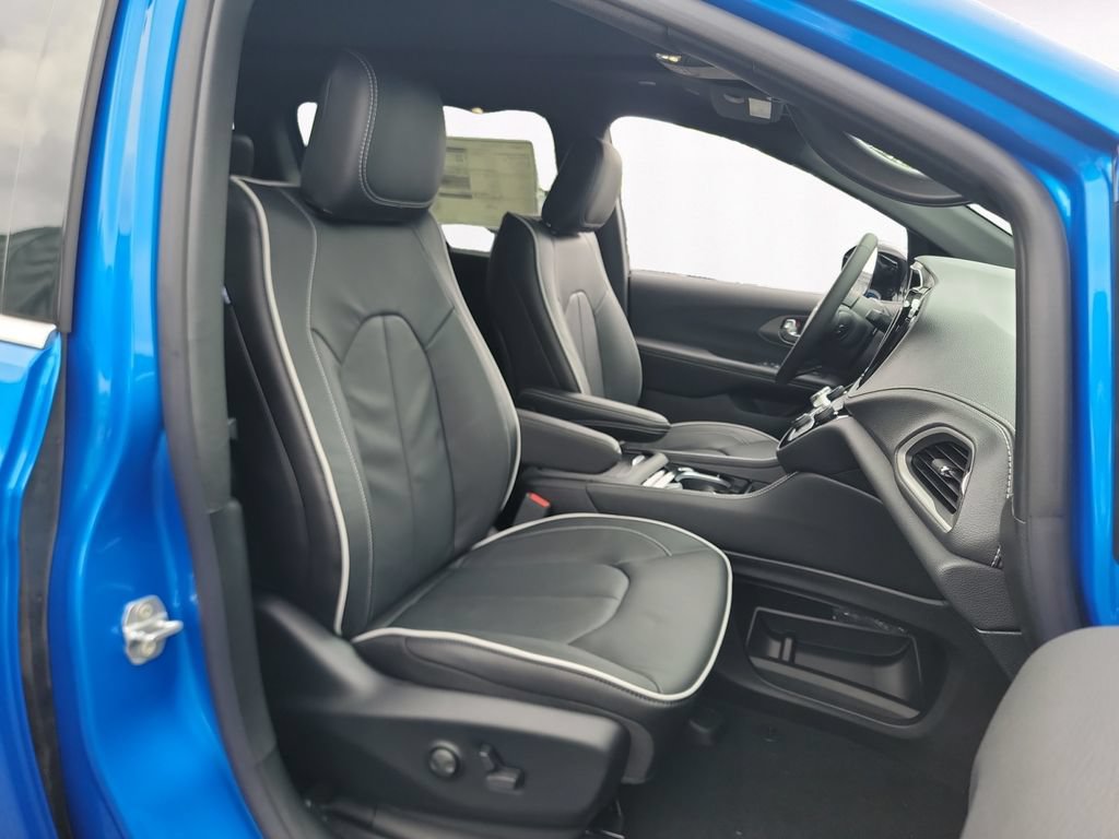 New 2027 Chrysler Pacifica Limited FWD image 15
