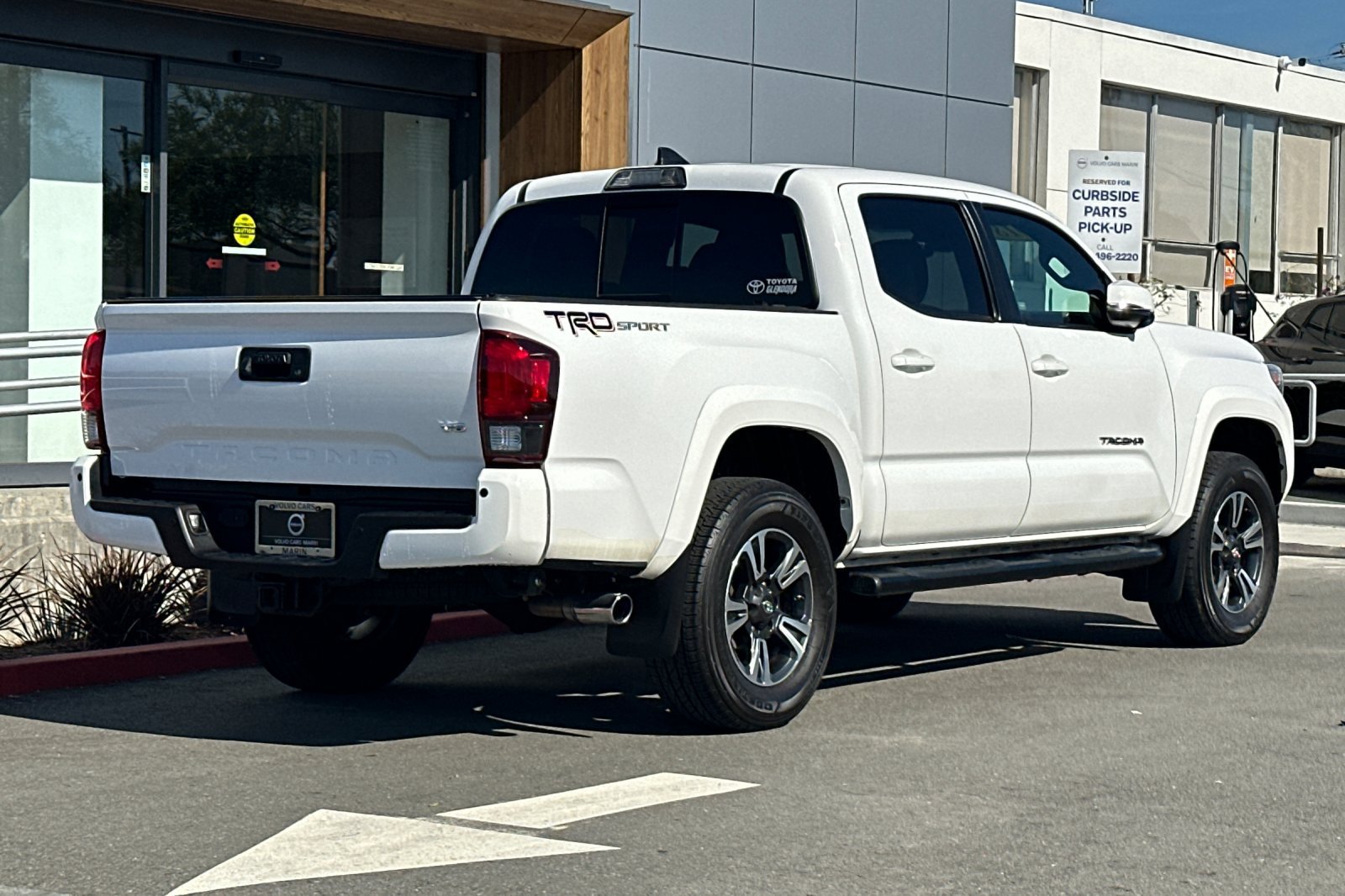 Used 2018 Toyota Tacoma TRD Sport w/ Technology Package RWD image 2