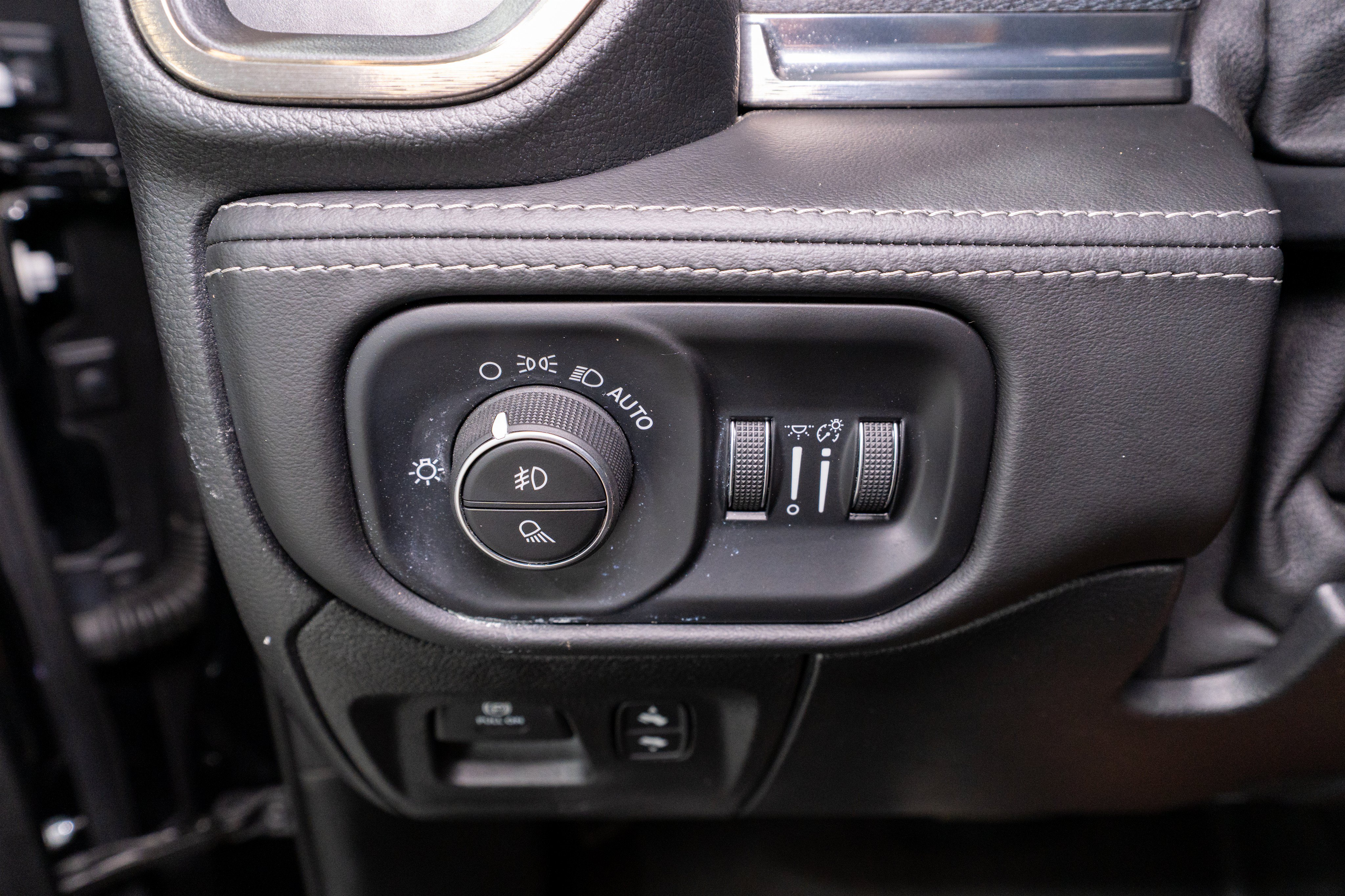 Used 2020 RAM 1500 Limited w/ Black Appearance Package AWD/4WD image 30