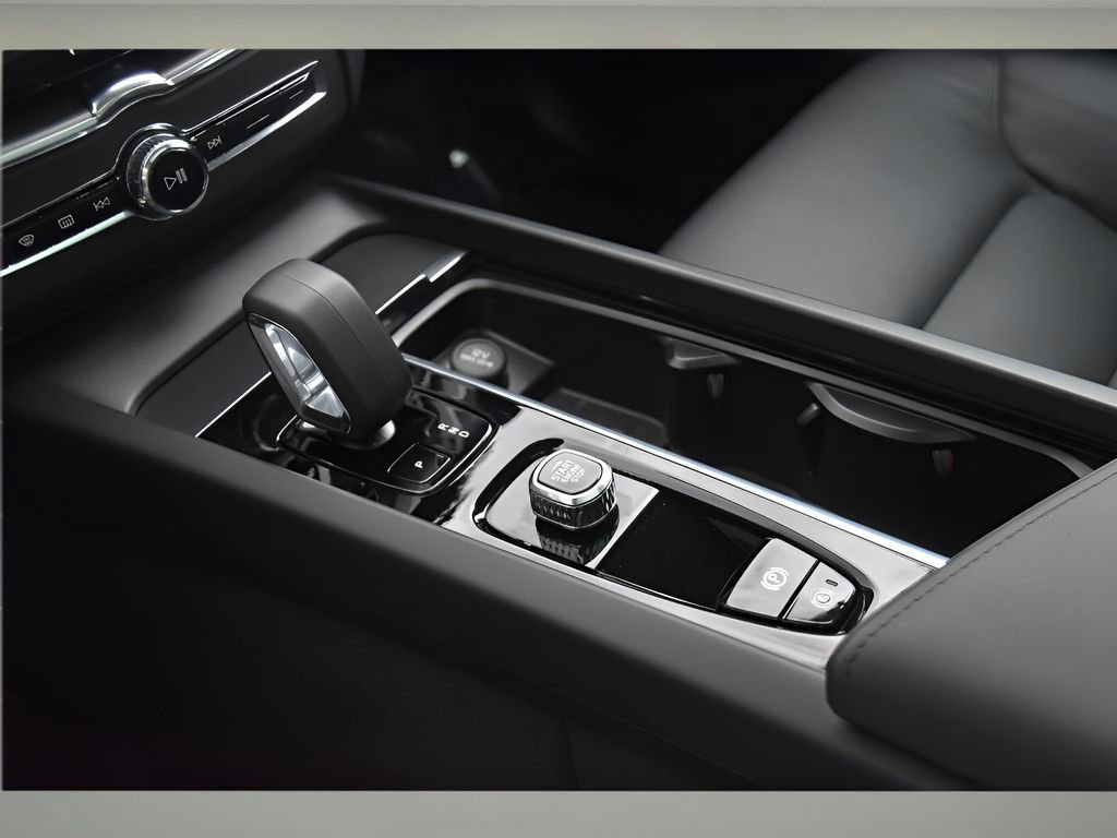 Certified 2025 Volvo XC60 B5 Core image 36