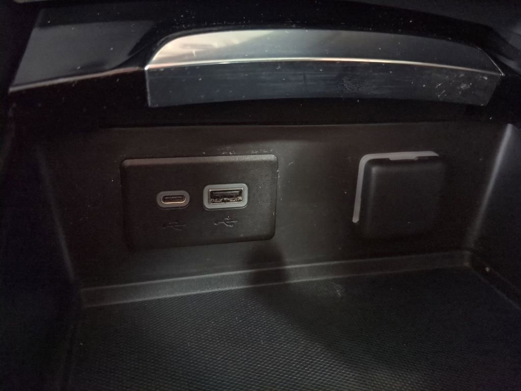 Used 2022 Buick Envision Essence w/ Sport Touring Package image 39