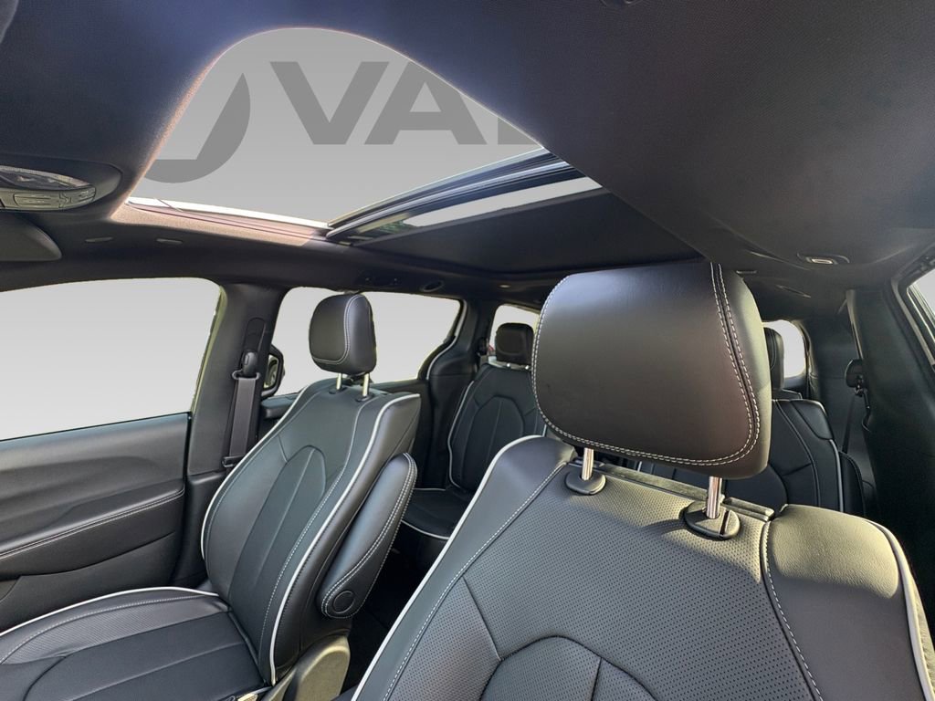 New 2026 Chrysler Pacifica Limited w/ Uconnect Theater Family Group image 6