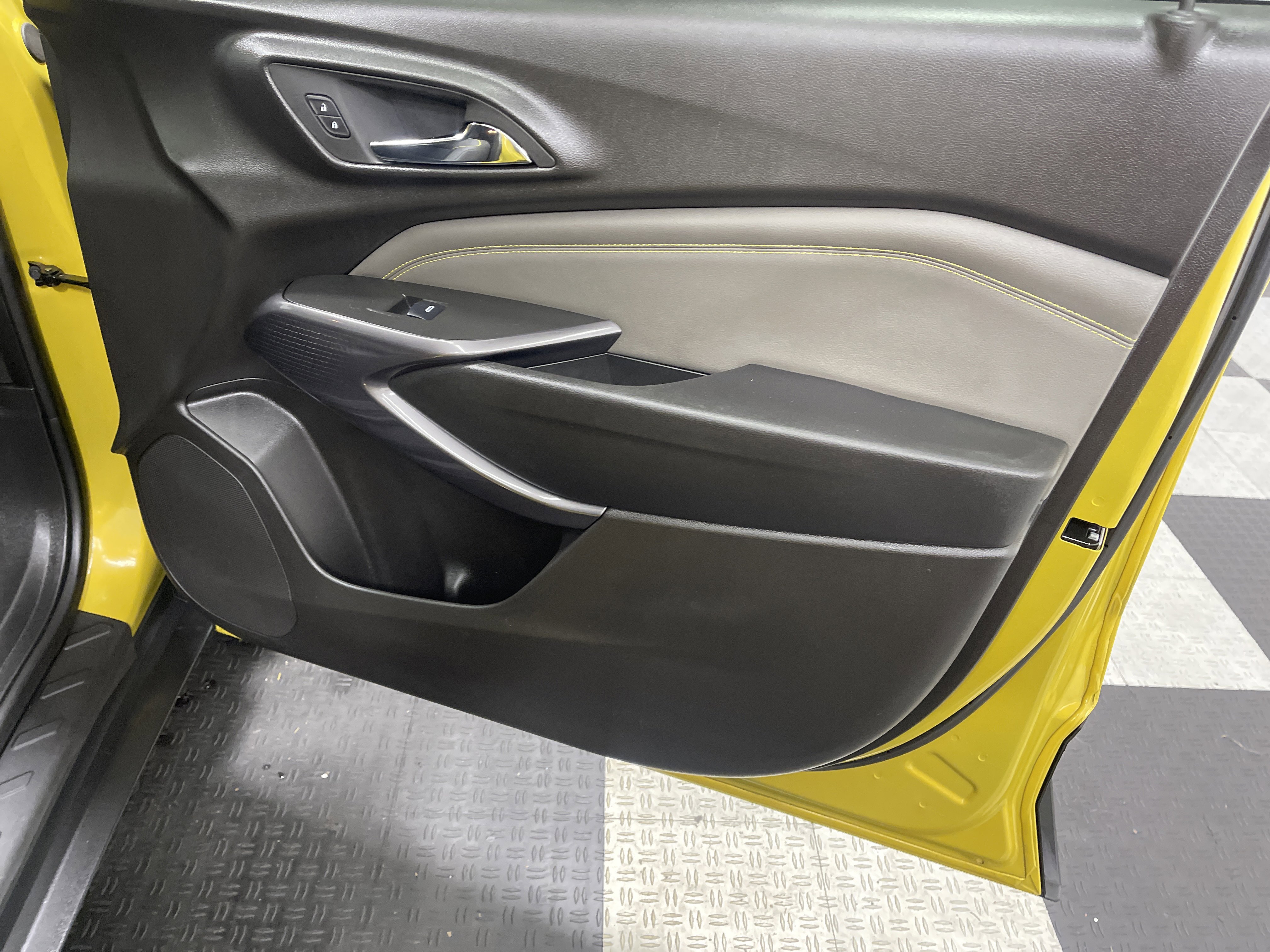 Used 2025 Chevrolet Trax ACTIV w/ Sunroof Package image 25