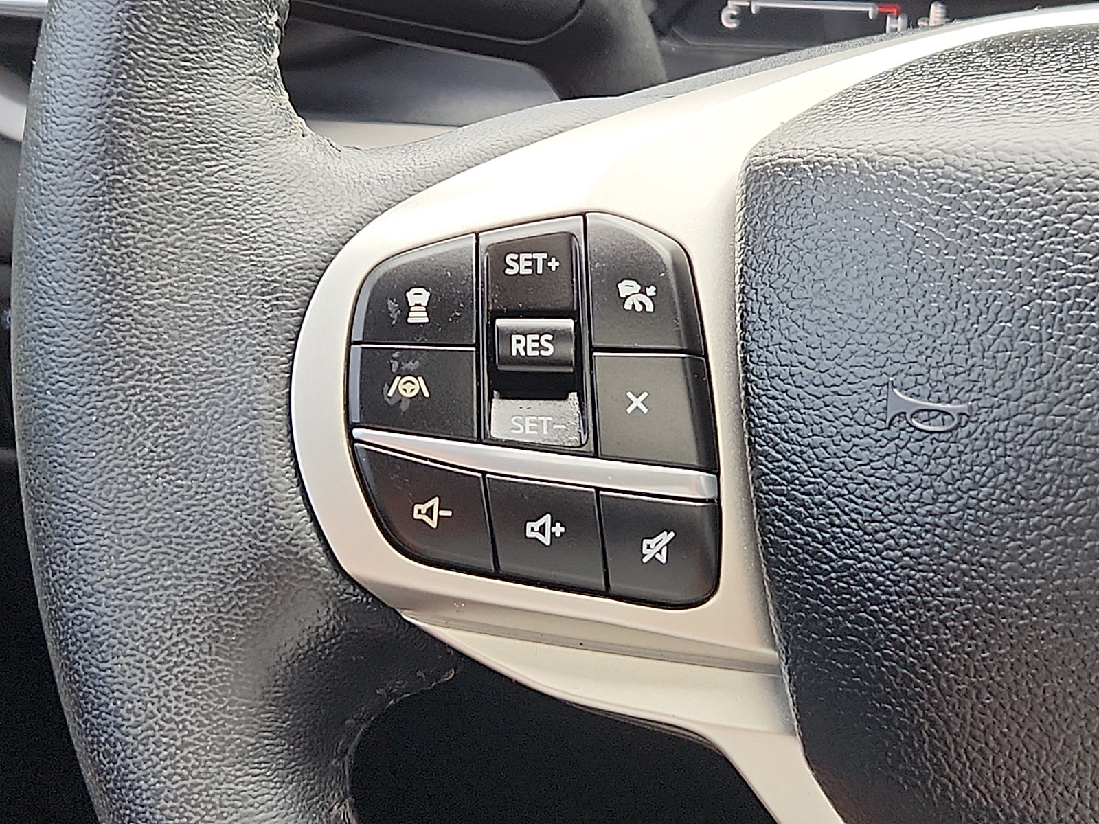 Used 2023 Ford Explorer XLT w/ Equipment Group 202A AWD/4WD image 21