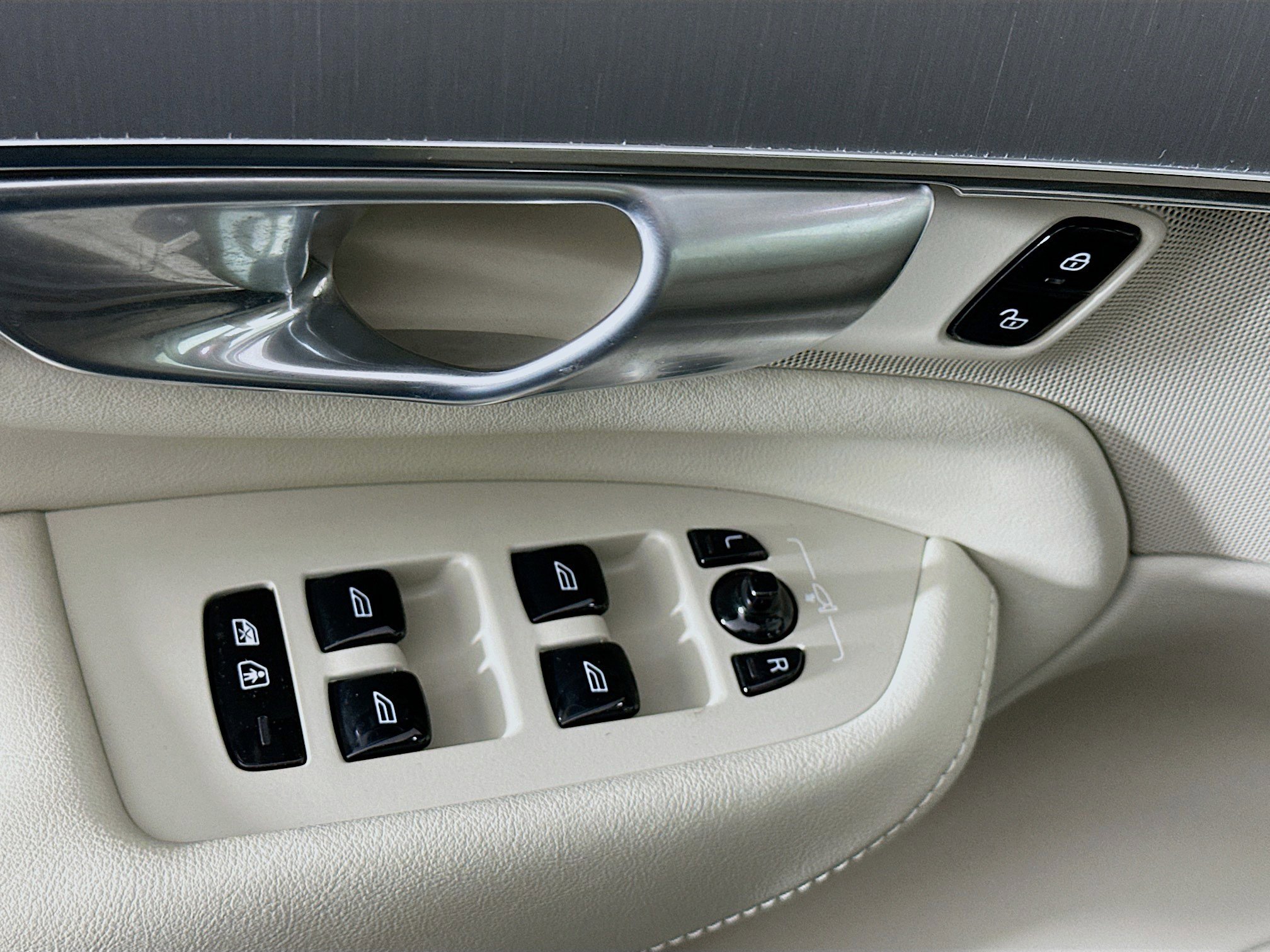 Used 2024 Volvo XC90 B5 Core w/ Protection Package Premier image 15