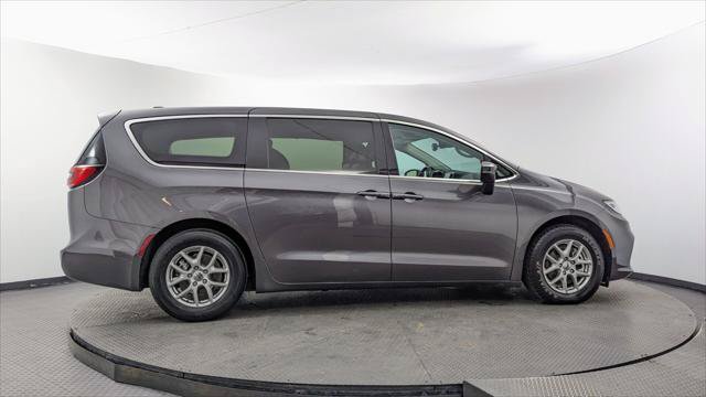 Used 2023 Chrysler Pacifica Touring-L FWD image 9