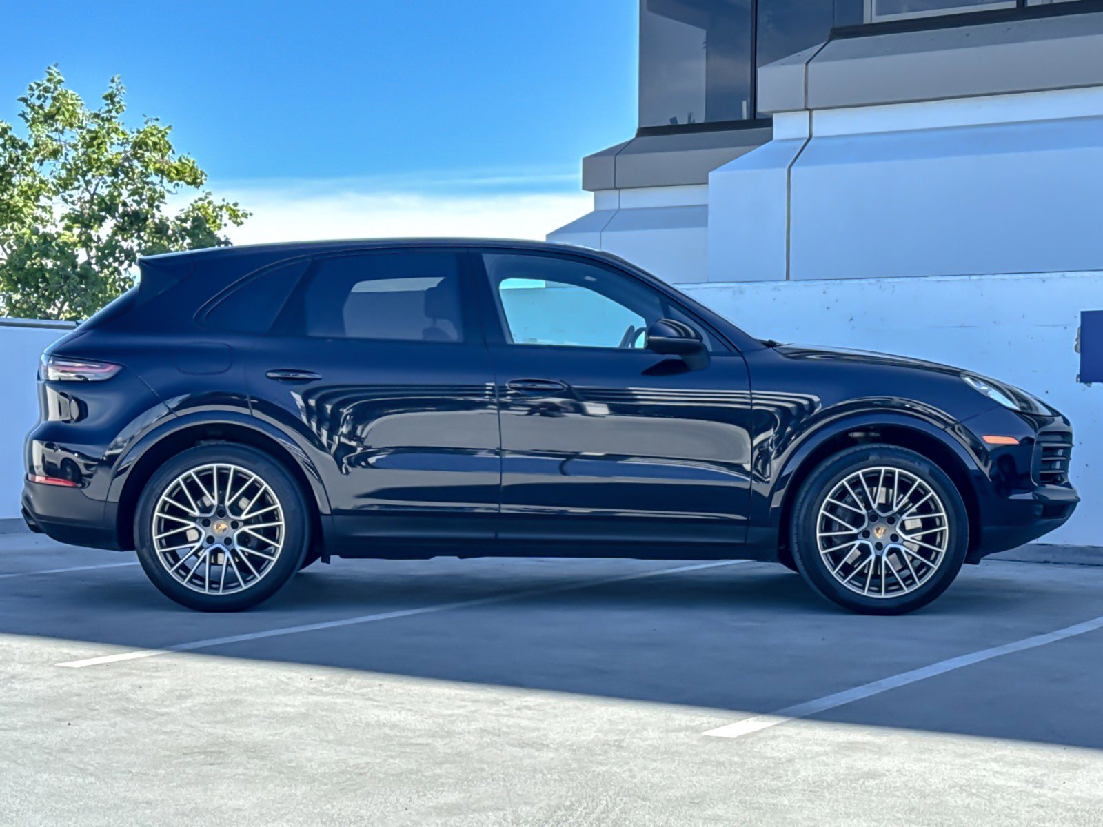 Certified 2023 Porsche Cayenne Platinum Edition image 9