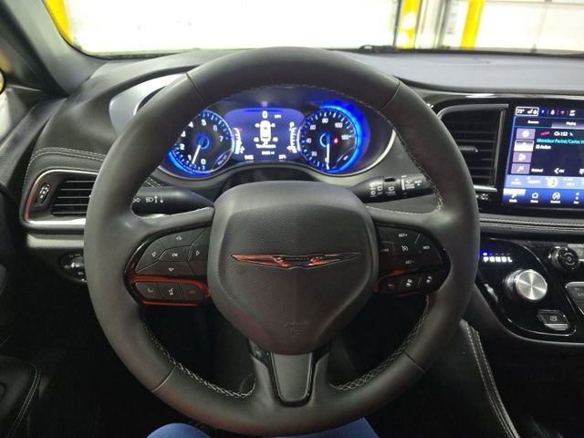 Used 2025 Chrysler Pacifica Limited FWD image 14