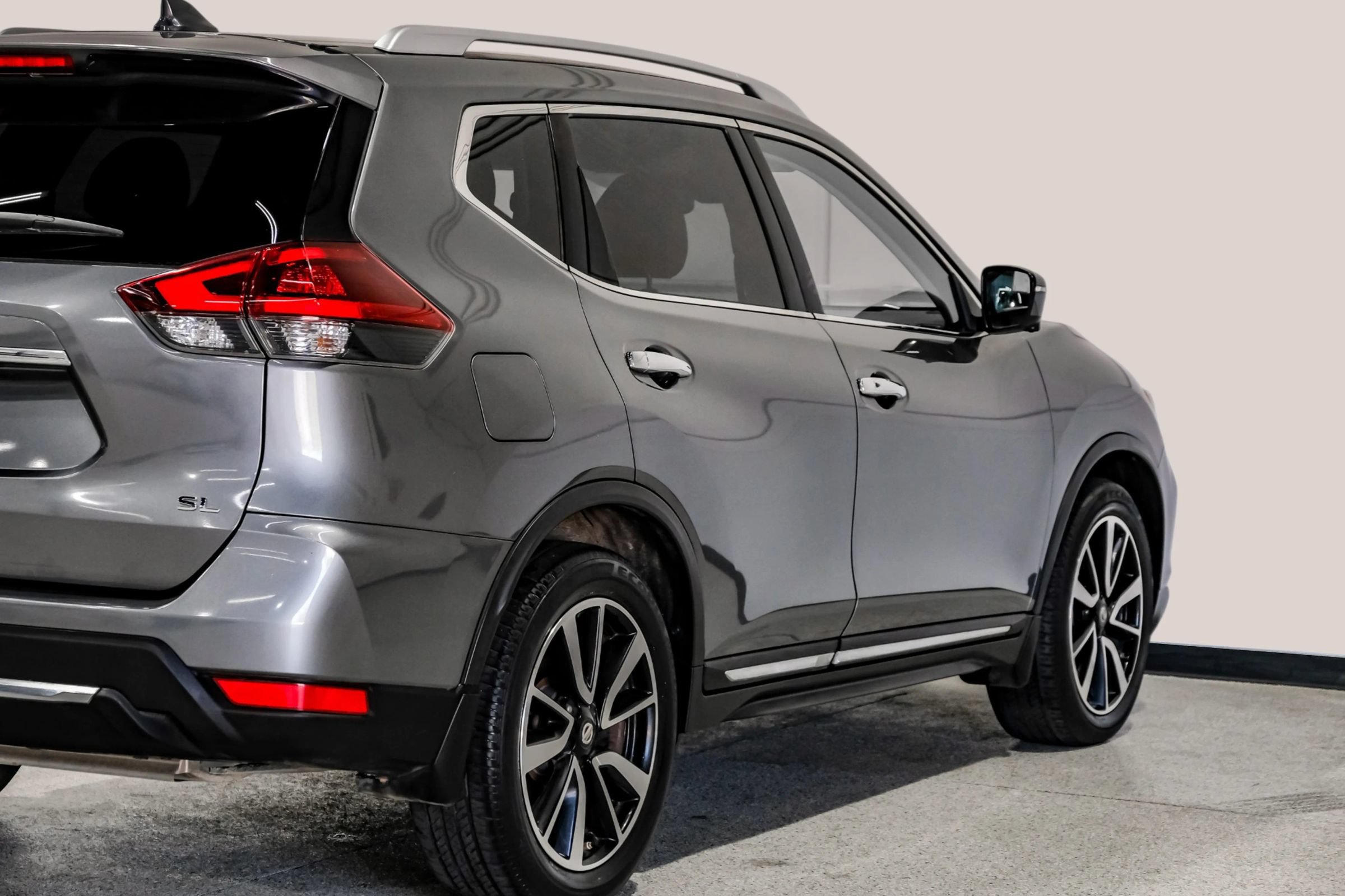 Used 2018 Nissan Rogue SL w/ Premium Package FWD image 12