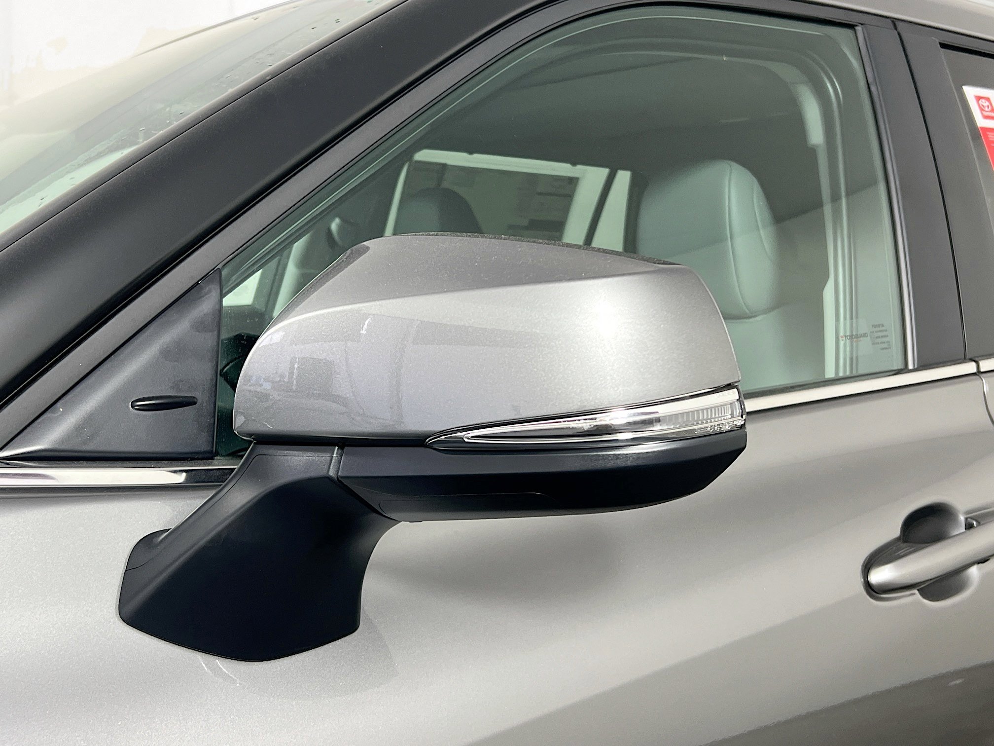 Used 2025 Toyota Highlander XLE image 12