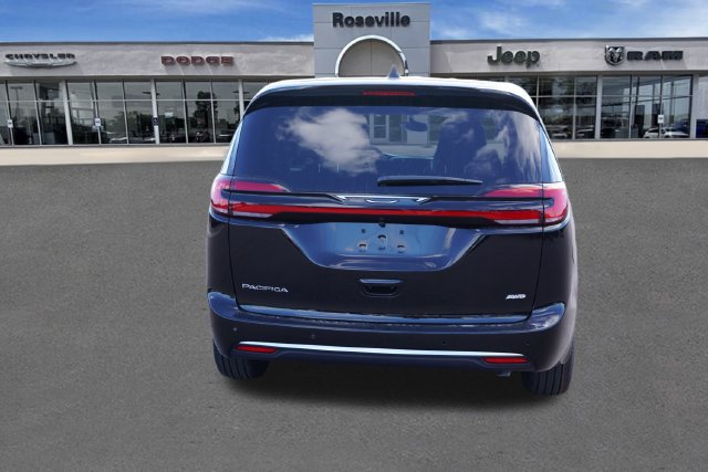 New 2027 Chrysler Pacifica Select AWD/4WD image 4