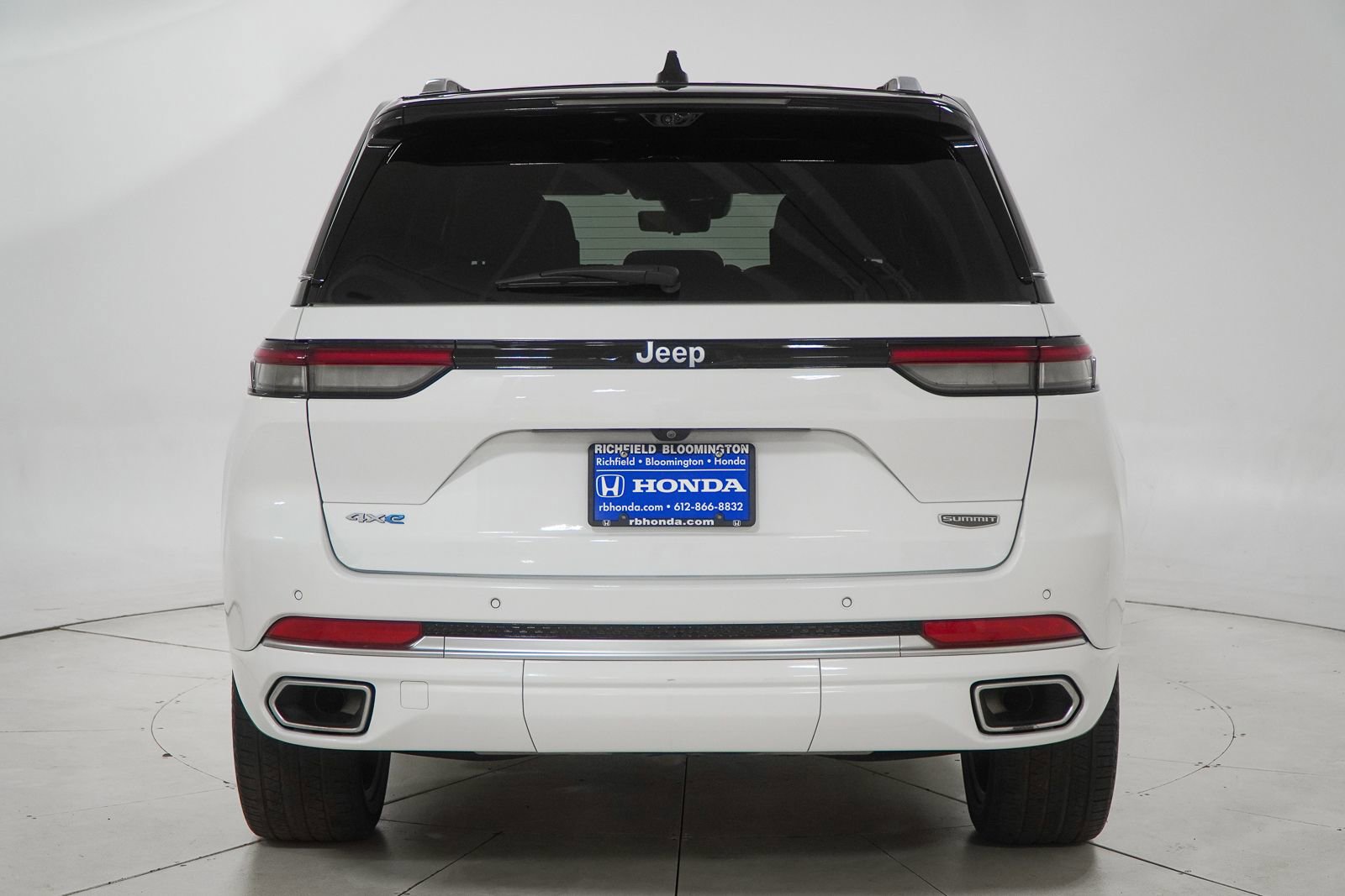 Used 2023 Jeep Grand Cherokee Summit AWD/4WD image 8