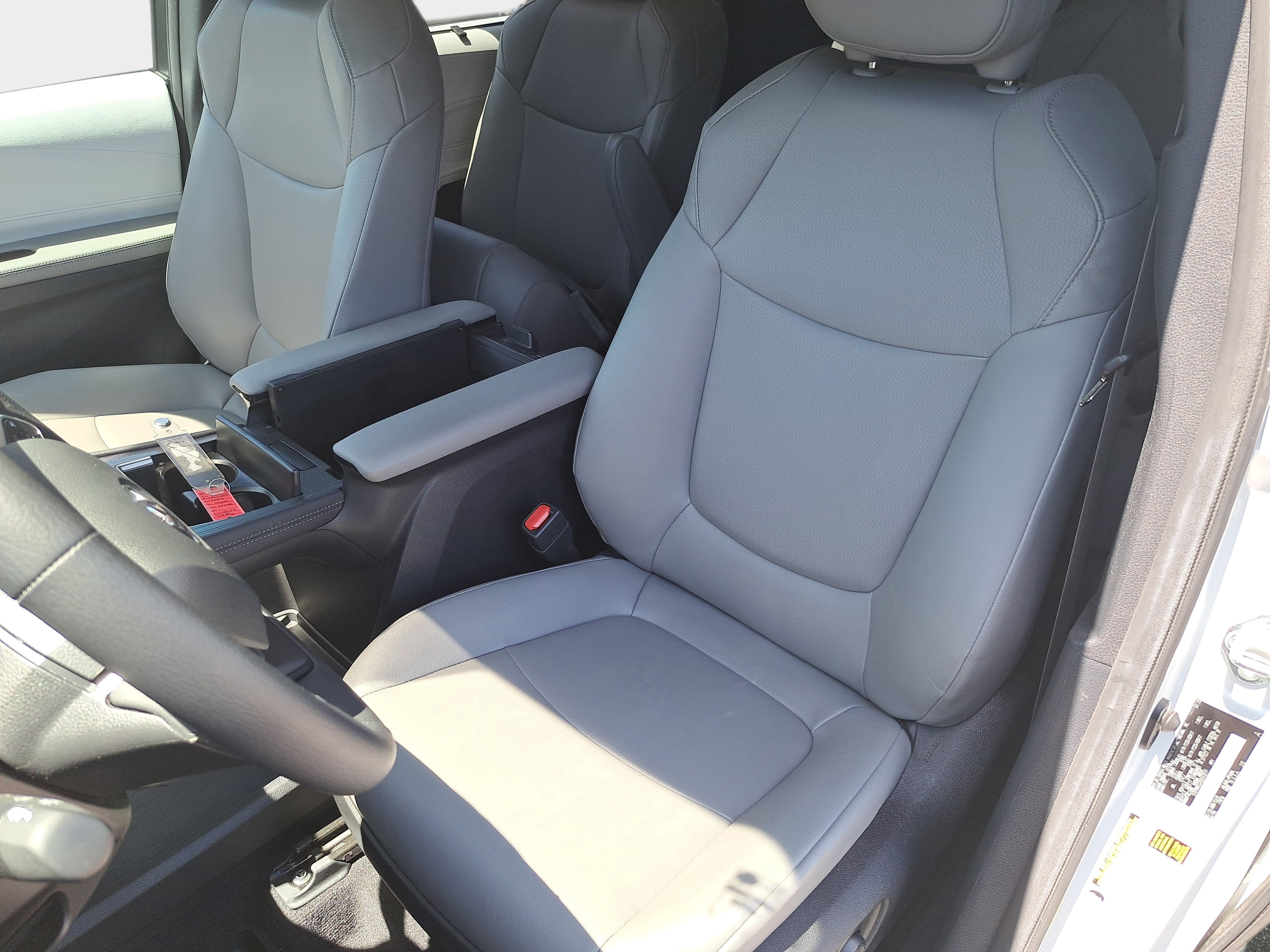 Used 2025 Toyota Sienna XLE FWD image 16