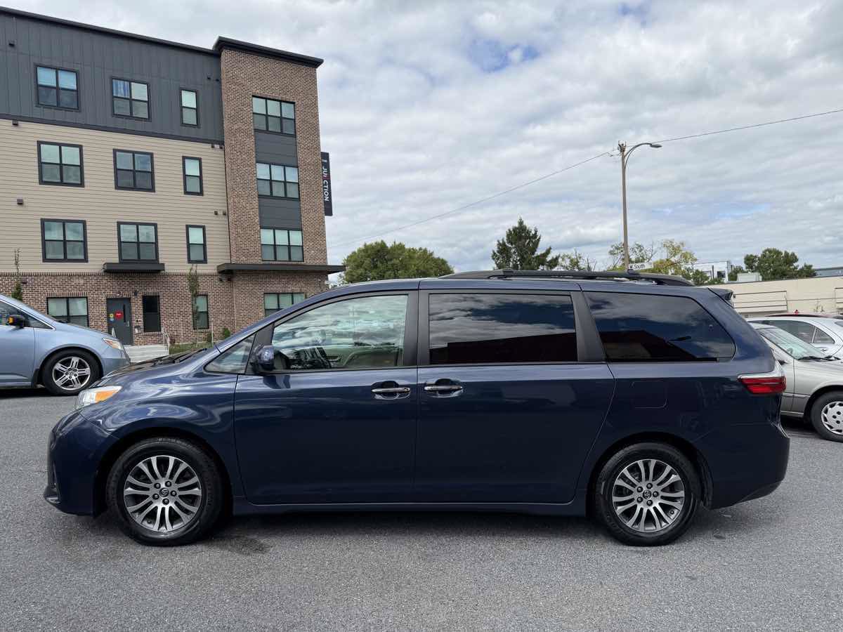 Used 2018 Toyota Sienna XLE Premium FWD image 4