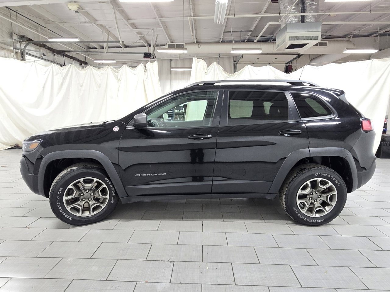 Used 2020 Jeep Cherokee Trailhawk AWD/4WD image 10
