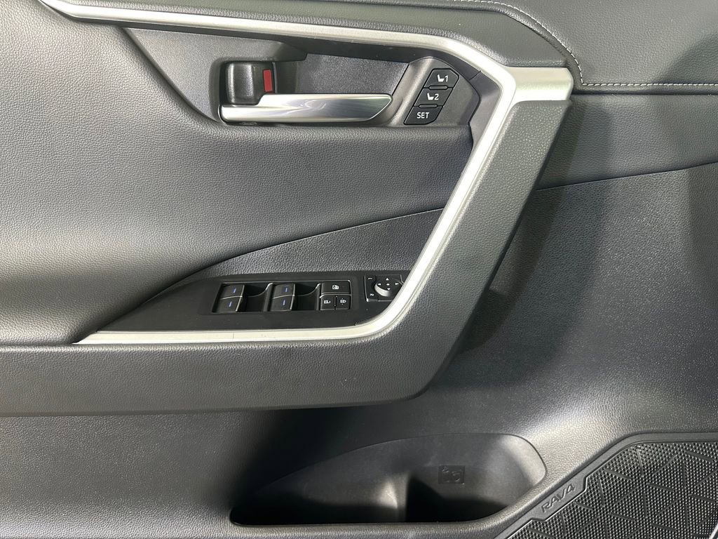 Used 2022 Toyota RAV4 Limited AWD/4WD image 23