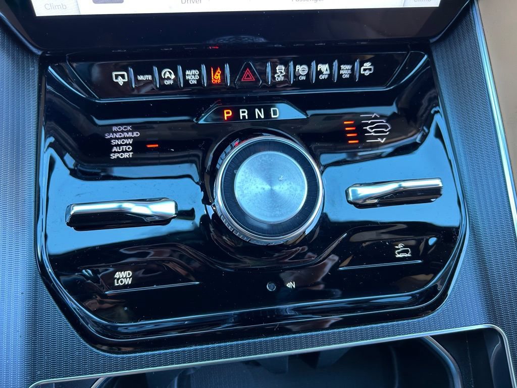 Used 2024 Jeep Grand Wagoneer Series III w/ Rear Seat Video Group 1 AWD/4WD image 40