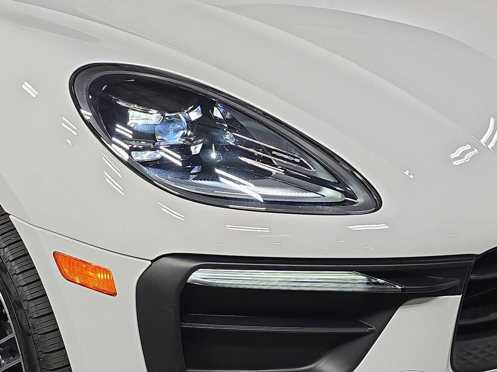Certified 2025 Porsche Macan image 12