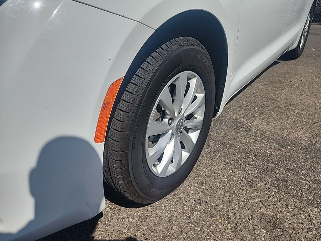 Used 2017 Chrysler Pacifica Touring w/ Tire & Wheel Group image 7