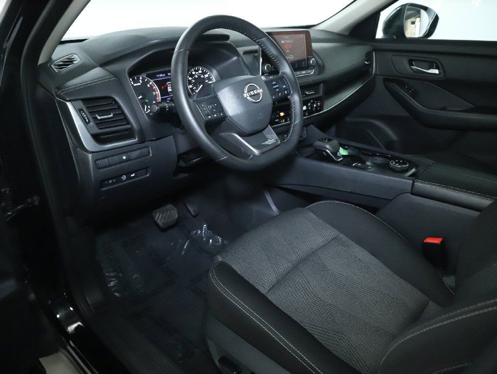 Certified 2025 Nissan Rogue SV image 17