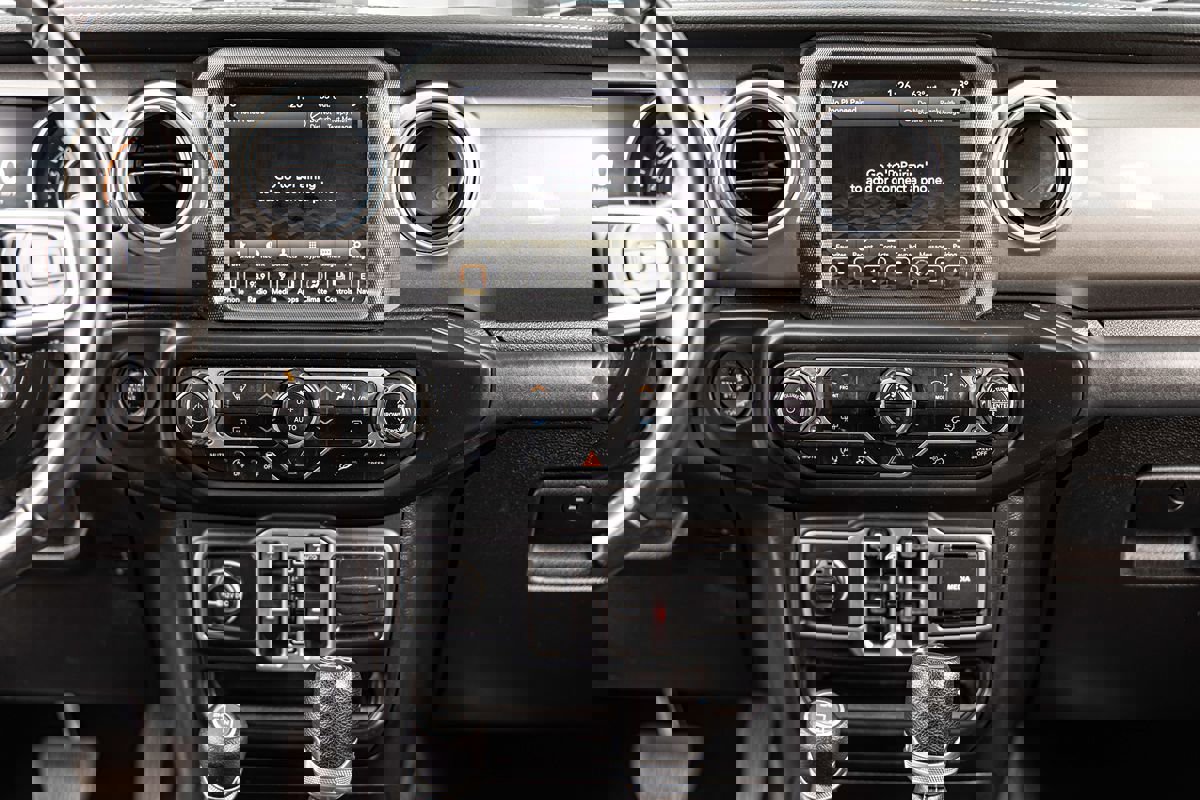 Used 2018 Jeep Wrangler Unlimited Sahara image 36