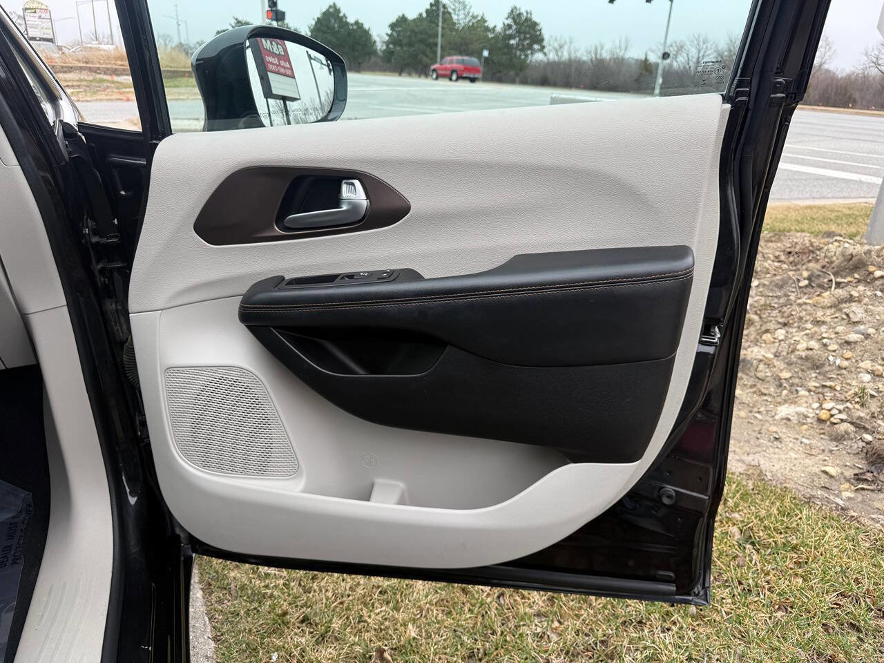 Used 2017 Chrysler Pacifica Touring-L image 22