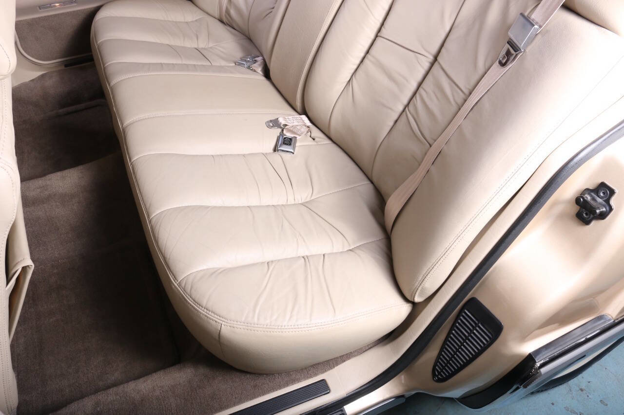 Used 1994 Cadillac Fleetwood Brougham RWD image 96
