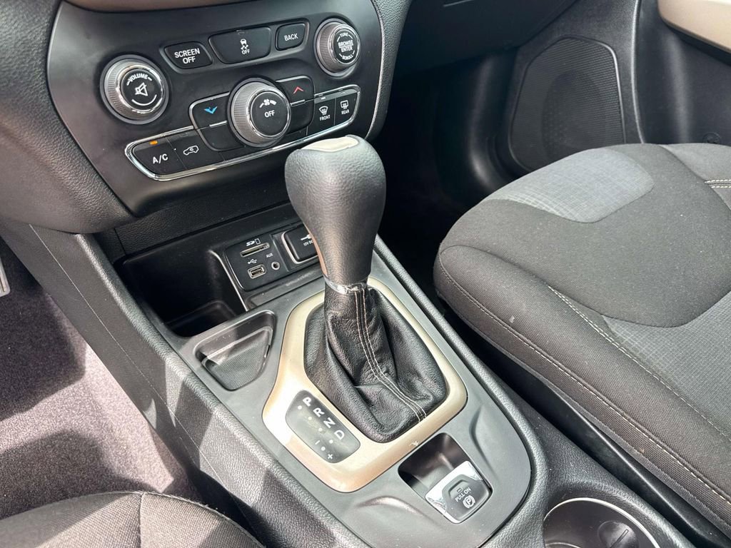 Used 2017 Jeep Cherokee Latitude image 28