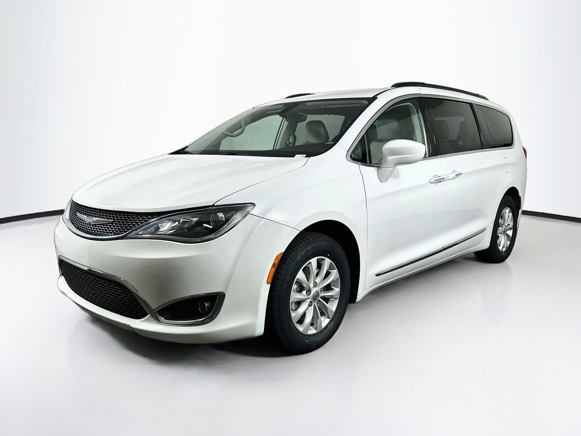 Used 2017 Chrysler Pacifica Touring-L w/ 13 Speaker Alpine Sound Group FWD image 3