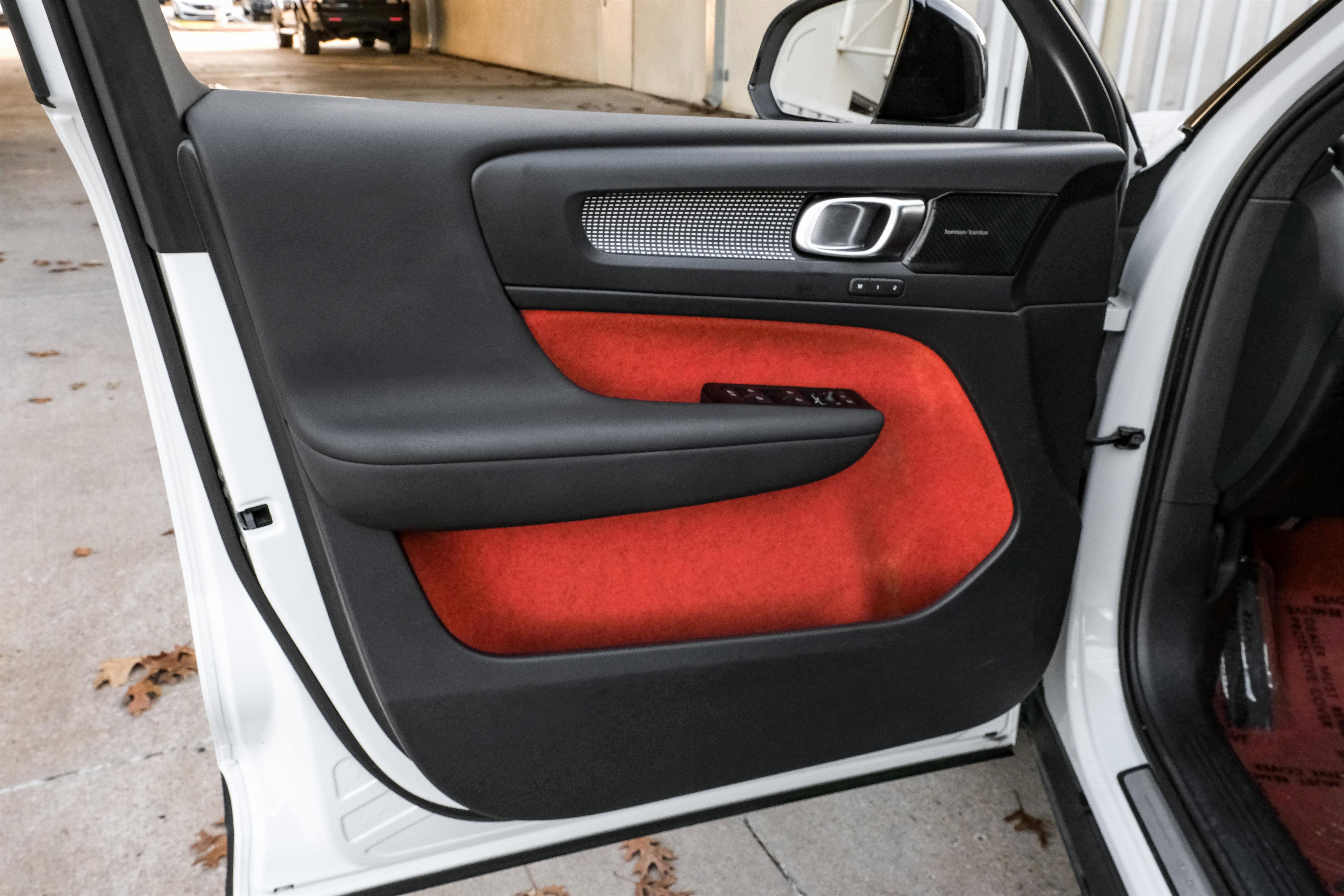 Used 2021 Volvo XC40 T4 R-Design image 45