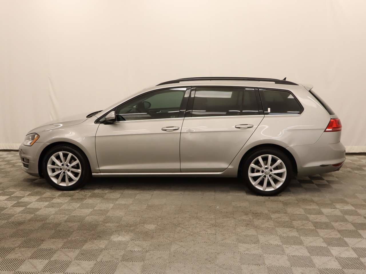 Used 2017 Volkswagen Golf SE FWD image 2