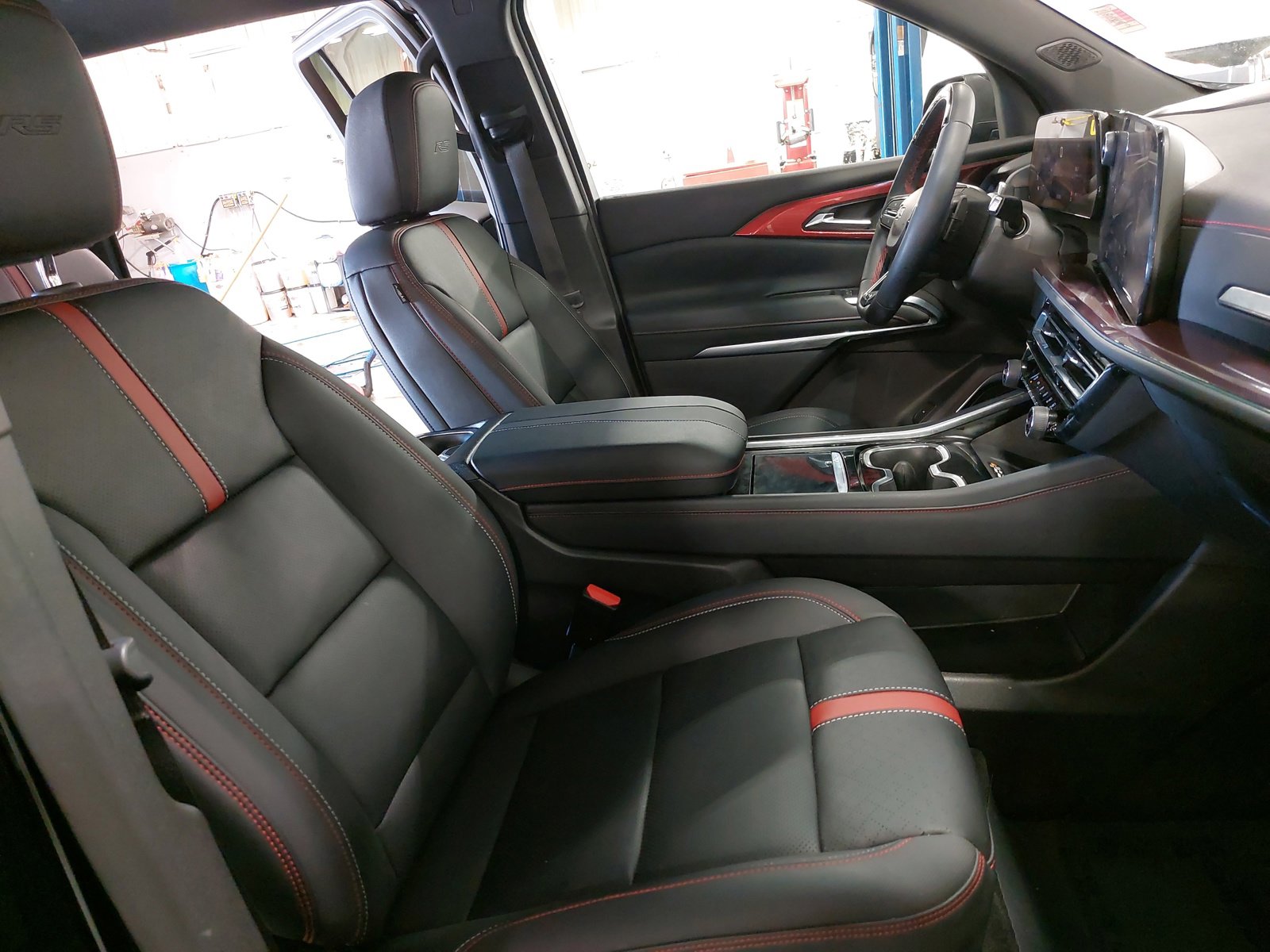 Used 2024 Chevrolet Traverse RS w/ LPO, Floor Liner Package image 10