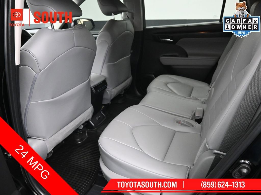 Used 2024 Toyota Highlander XLE AWD/4WD image 10