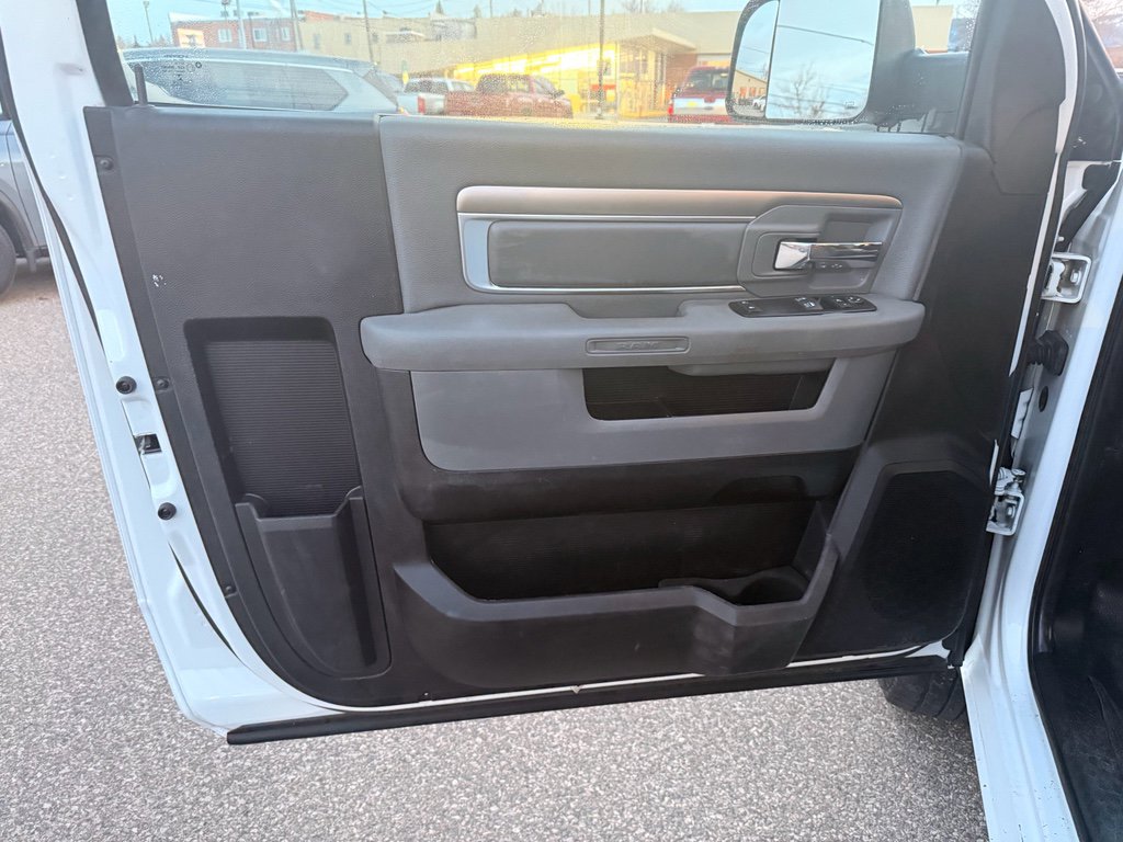 Used 2015 RAM 2500 SLT w/ Luxury Group image 9