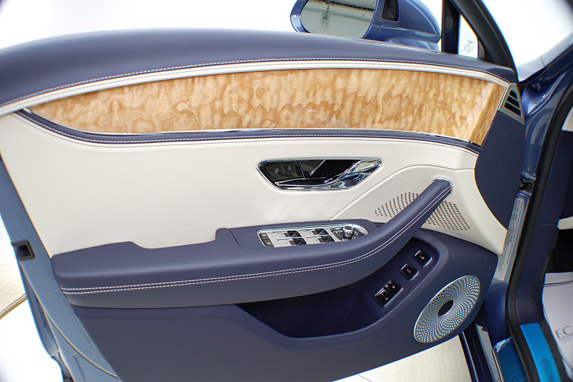 Certified 2022 Bentley Flying Spur Plug-In Hybrid AWD/4WD image 48