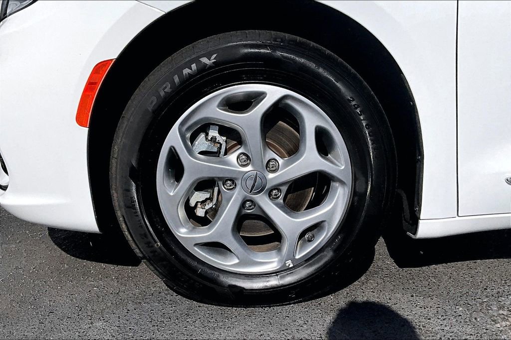 Used 2023 Chrysler Pacifica Limited image 35
