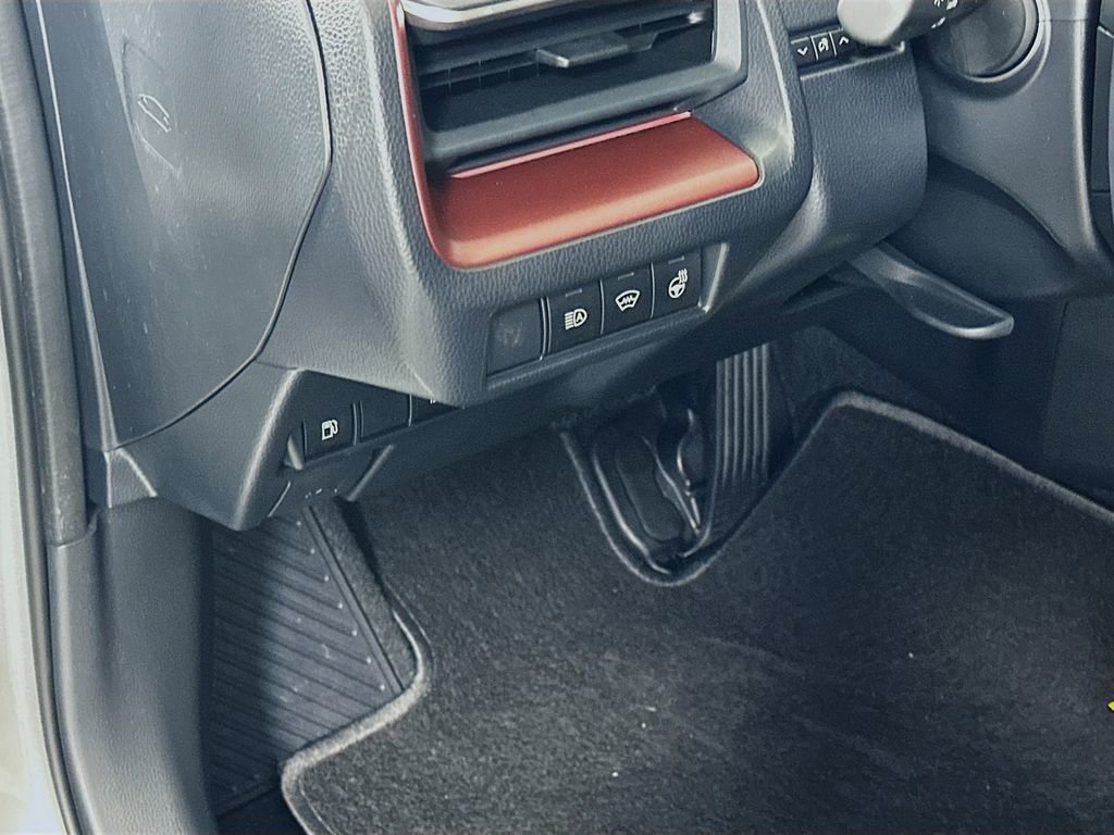 Used 2025 Toyota Prius XSE image 10