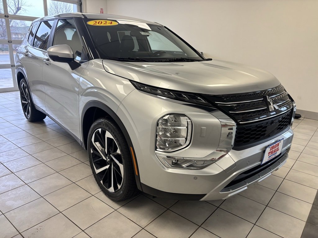 Used 2024 Mitsubishi Outlander SE image 2