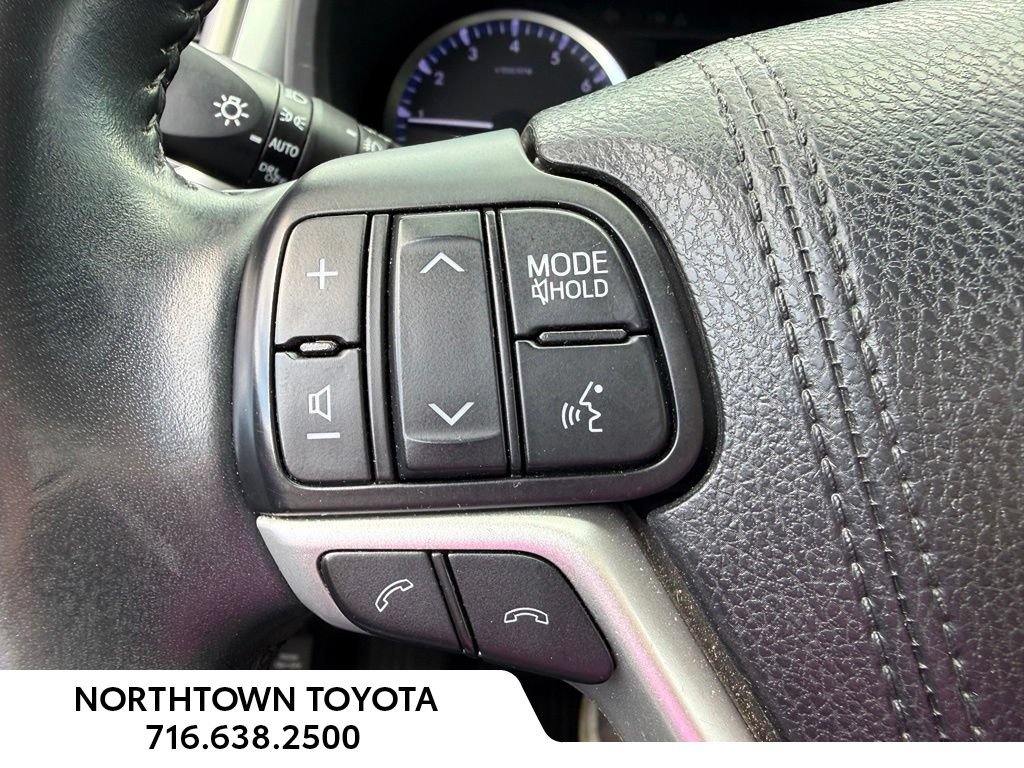 Used 2018 Toyota Highlander Plus AWD/4WD image 18