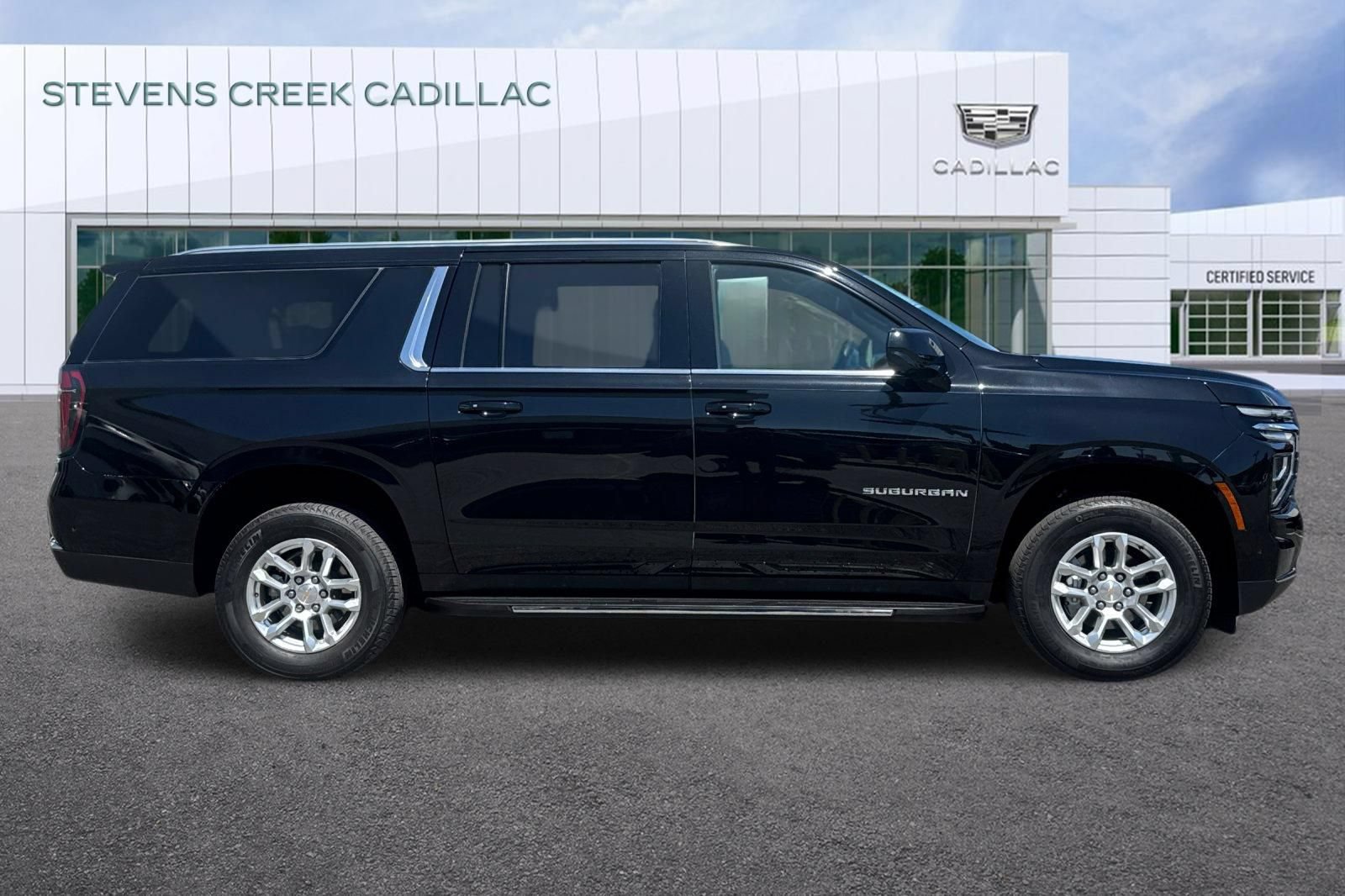 Used 2025 Chevrolet Suburban LT RWD image 2