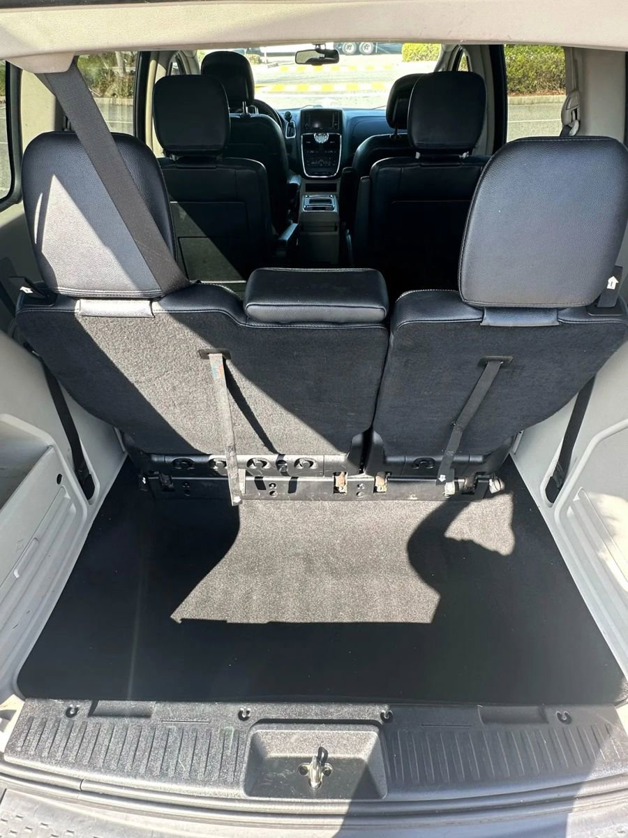 Used 2014 Chrysler Town & Country Touring image 12