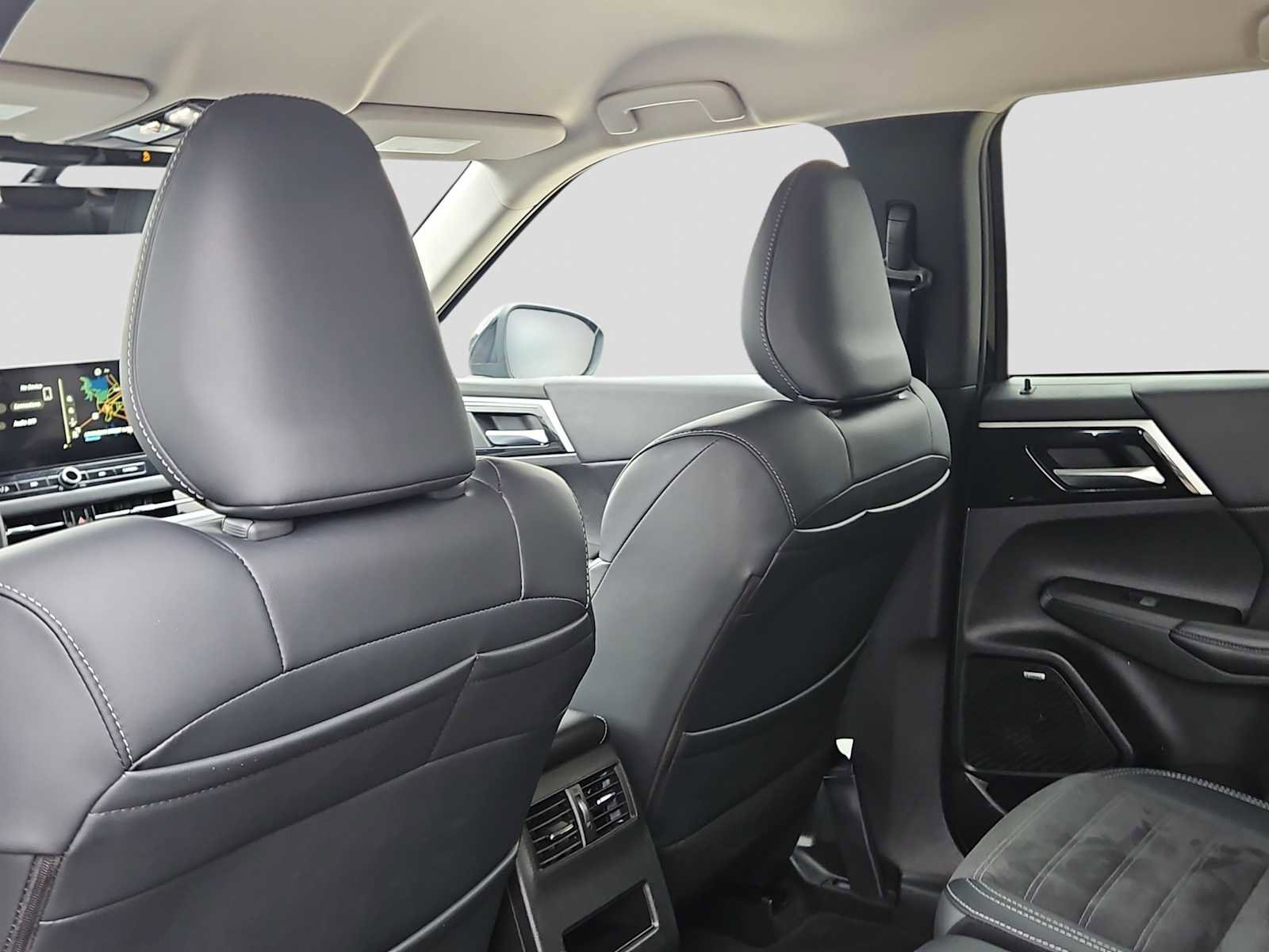 Used 2025 Mitsubishi Outlander SE image 14