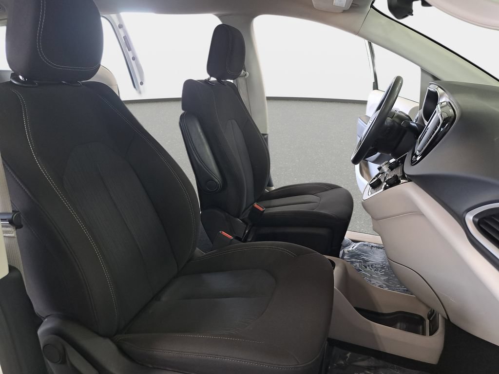 Used 2023 Chrysler Voyager LX FWD image 10