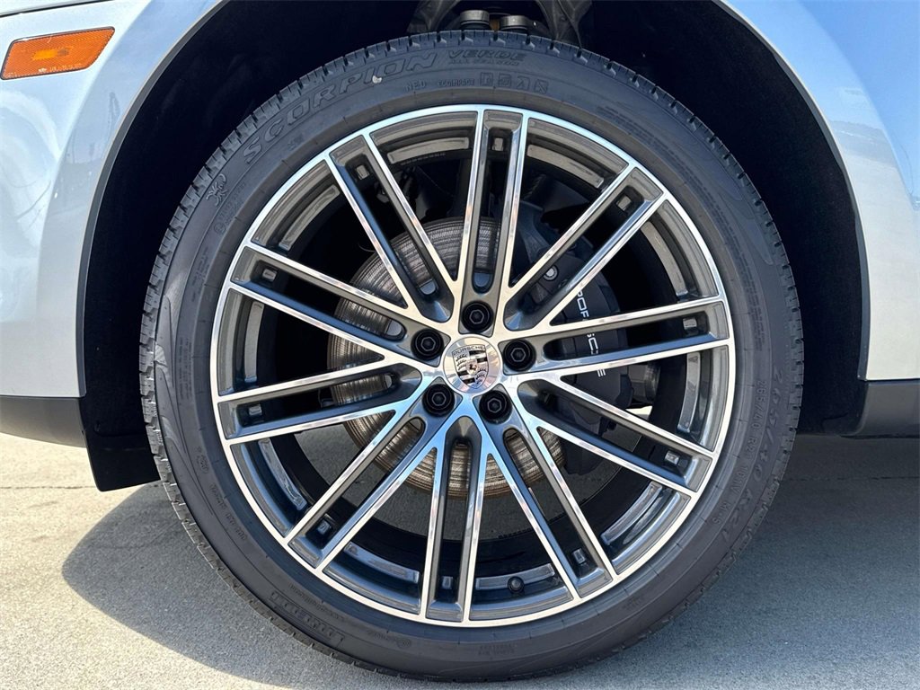 Used 2025 Porsche Macan image 13