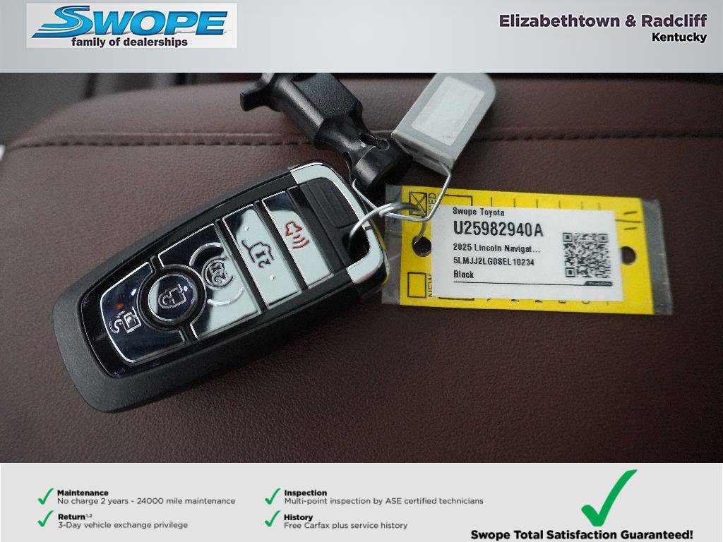 Used 2025 Lincoln Navigator Reserve image 34