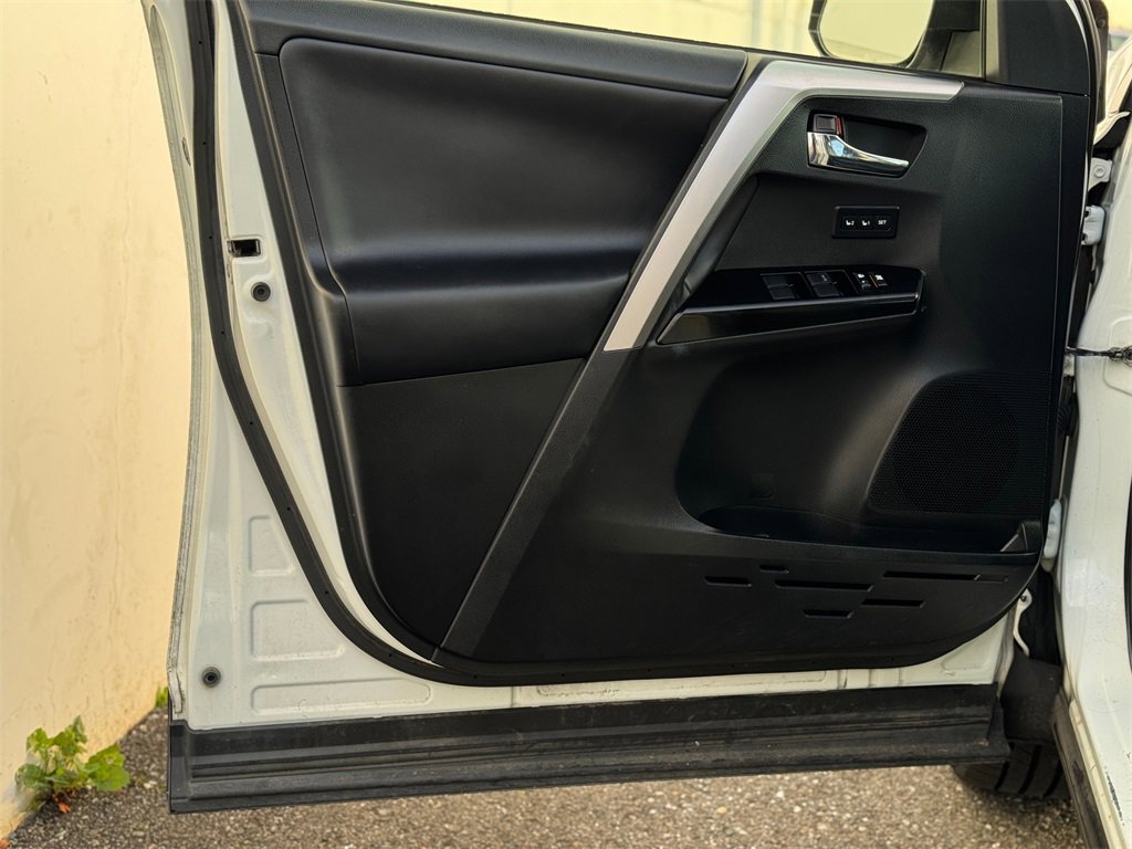 Used 2016 Toyota RAV4 Limited image 7
