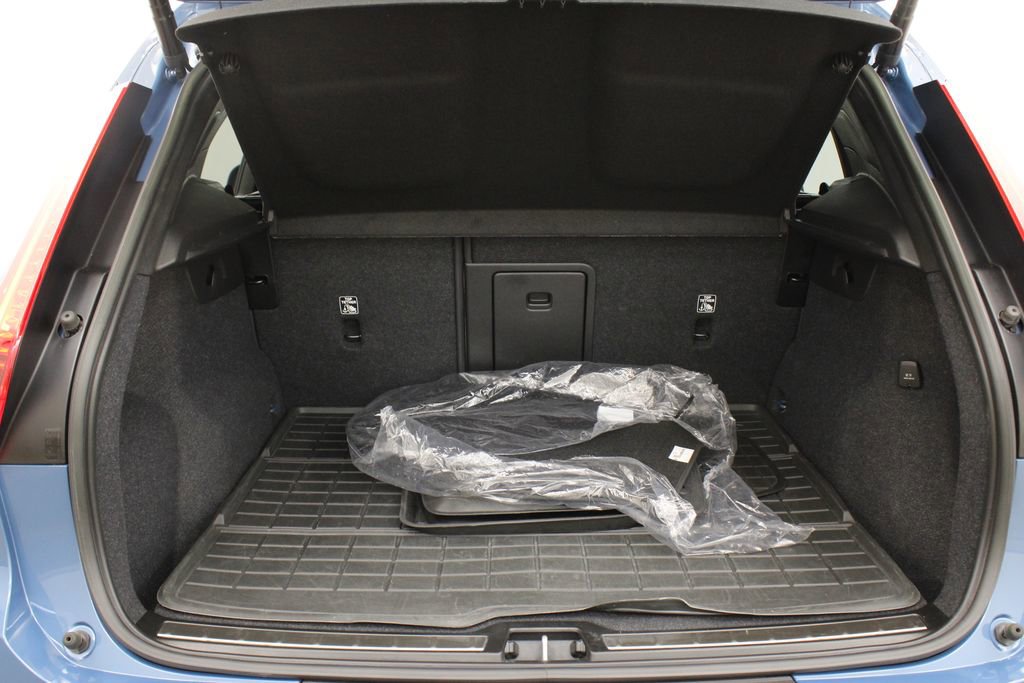 Used 2023 Volvo XC40 B4 Plus w/ Driver Assist Package image 32